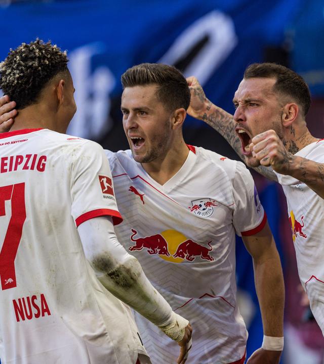 Antonio Nusa (RB Leipzig 7), David Raum (RB Leipzig 22) und Christoph Baumgartner (RB Leipzig 14) jubeln. 