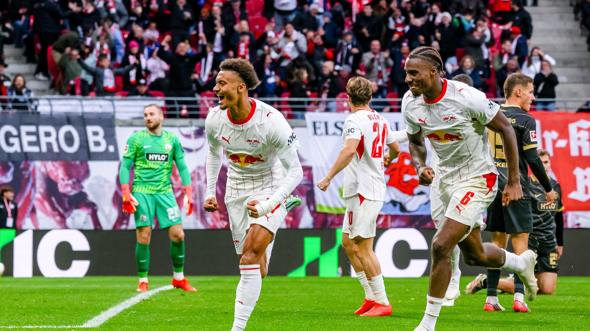 Tidiam Gomis (RB Leipzig) und Ezechiel Banzuzi (RB Leipzig) jubeln. 