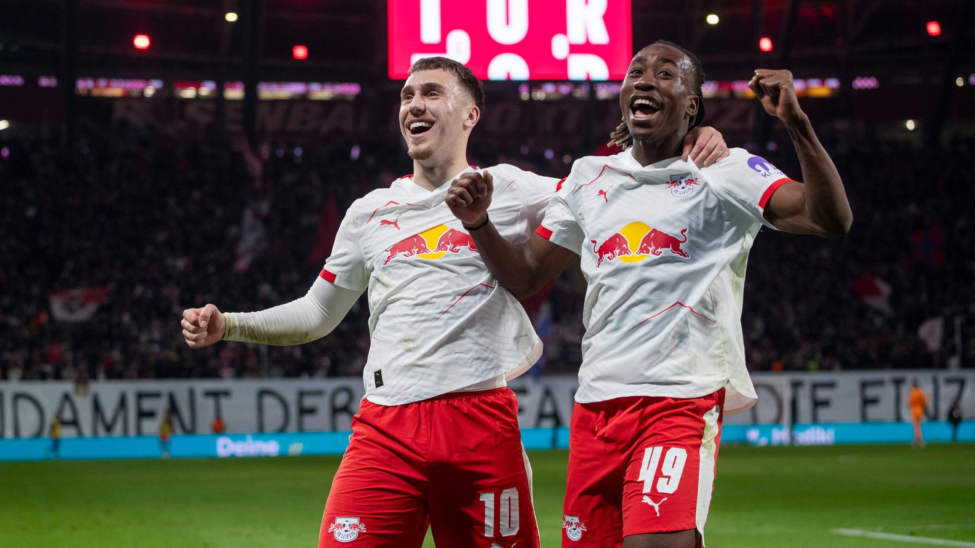 Brajan Gruda (RB Leipzig 10), Yan Diomande (RB Leipzig 49) jubeln.