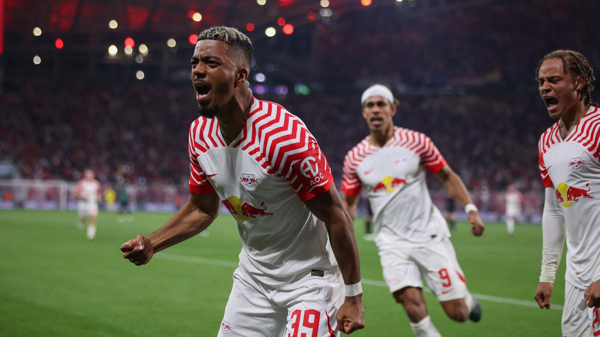 Benjamin Henrichs jubelt mit seinem Team.