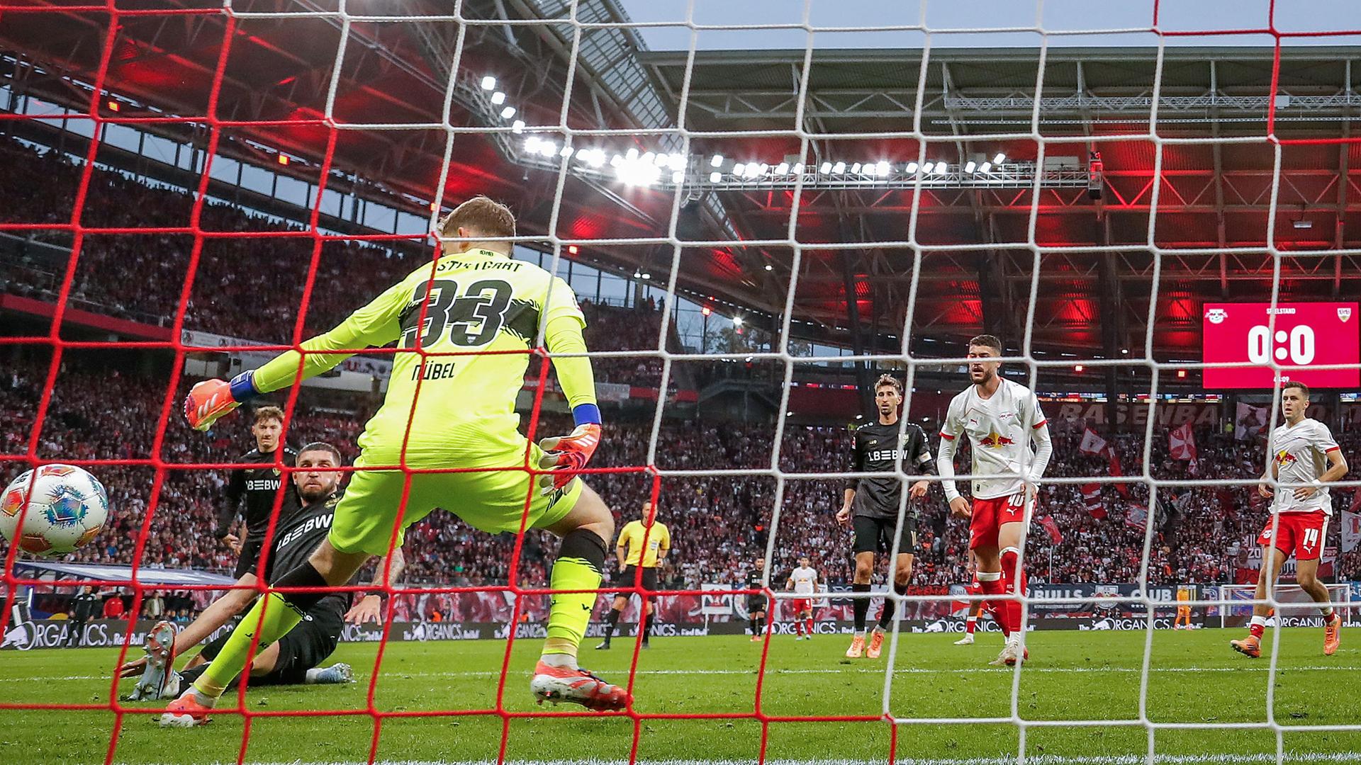 Stuttgarts Jeff Chabot erzielt ein Eigentor gegen Alexander Nübel im Bundesliga-Spiel gegen RB Leipzig.