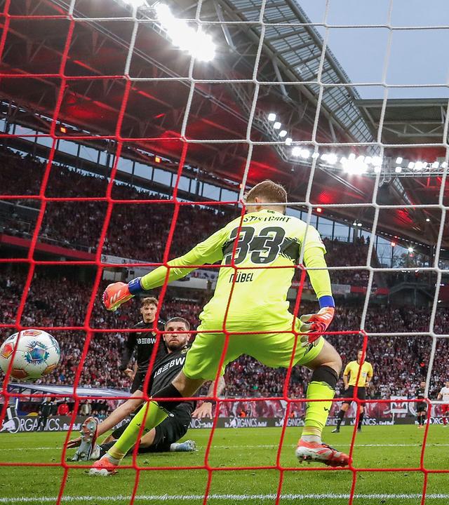 Stuttgarts Jeff Chabot erzielt ein Eigentor gegen Alexander Nübel im Bundesliga-Spiel gegen RB Leipzig.