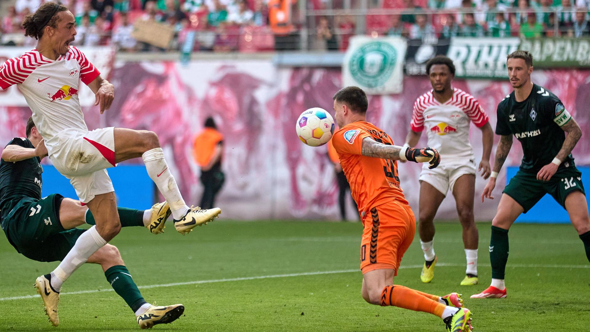 Yussuf Poulsen (RB Leipzig) schießt aufs Tor. Michael Zetterer (Werder Bremen) pariert.
