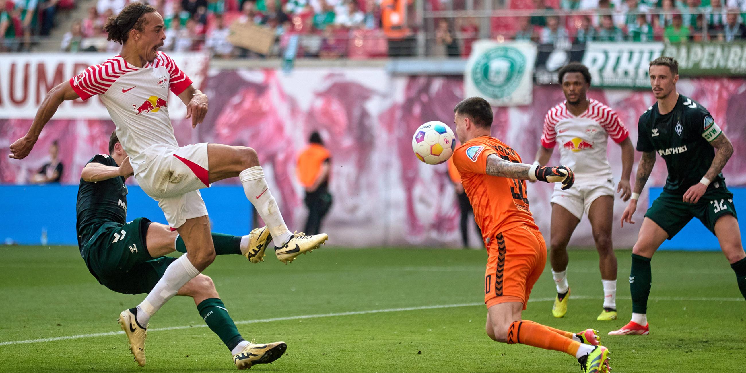 Yussuf Poulsen (RB Leipzig) schießt aufs Tor. Michael Zetterer (Werder Bremen) pariert.