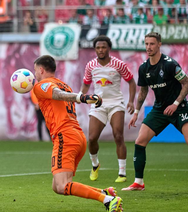 Yussuf Poulsen (RB Leipzig) schießt aufs Tor. Michael Zetterer (Werder Bremen) pariert.