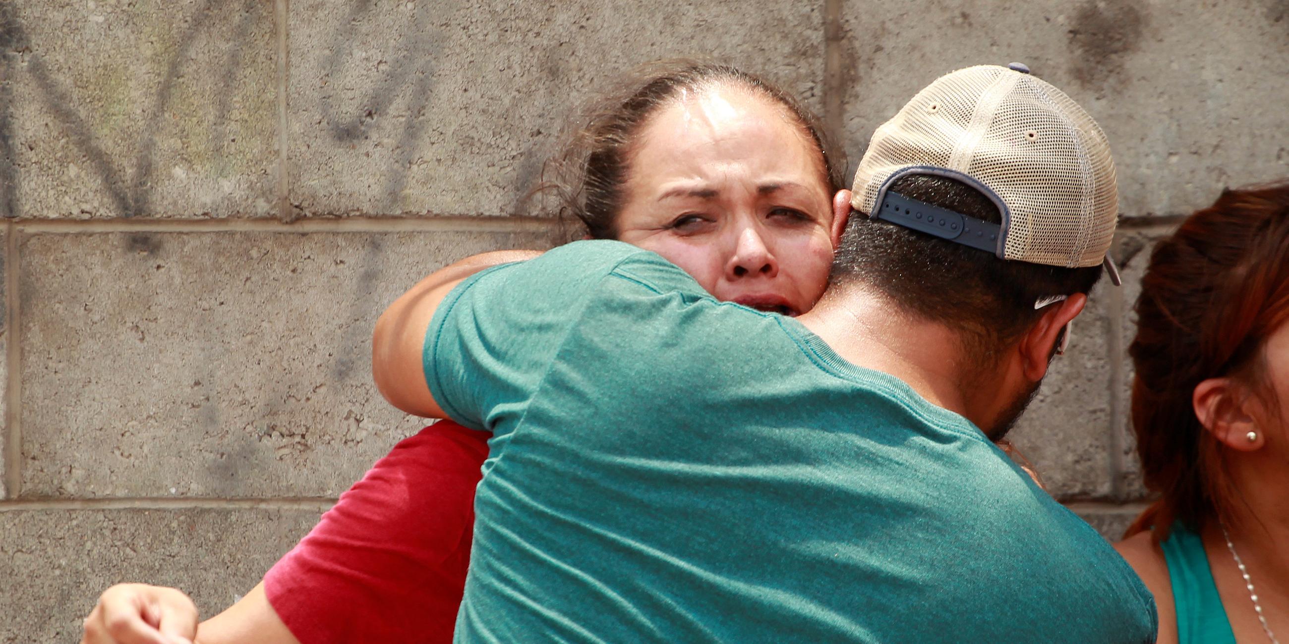 Menschen trauern um Tote am 3.08.2018, in Ciudad Juarez