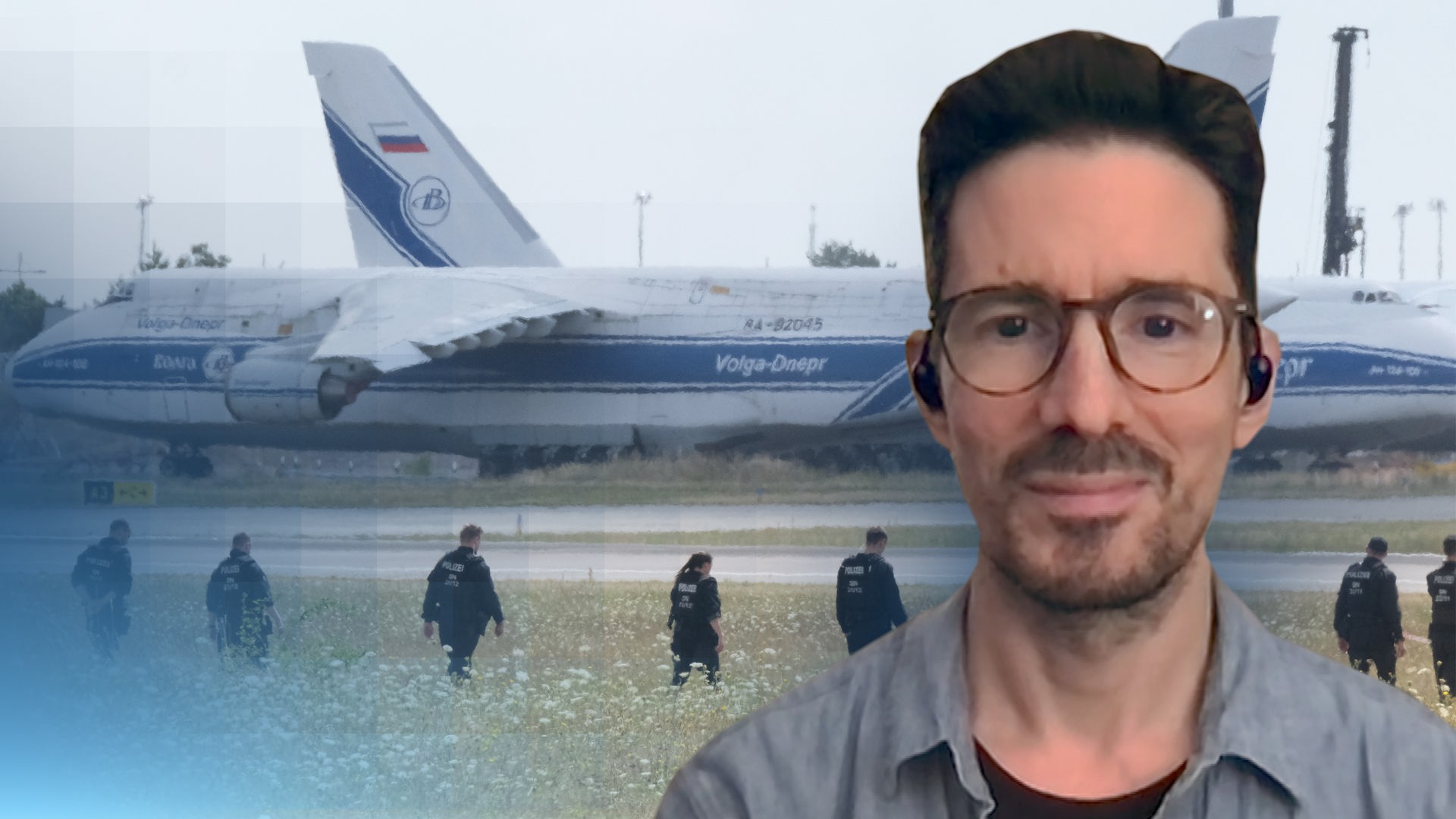 Investigativ-Journalist Bojan Pancevski vor dem Bild einer ukrianischen Antonov