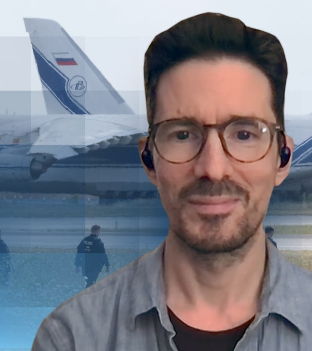 Investigativ-Journalist Bojan Pancevski vor dem Bild einer ukrianischen Antonov