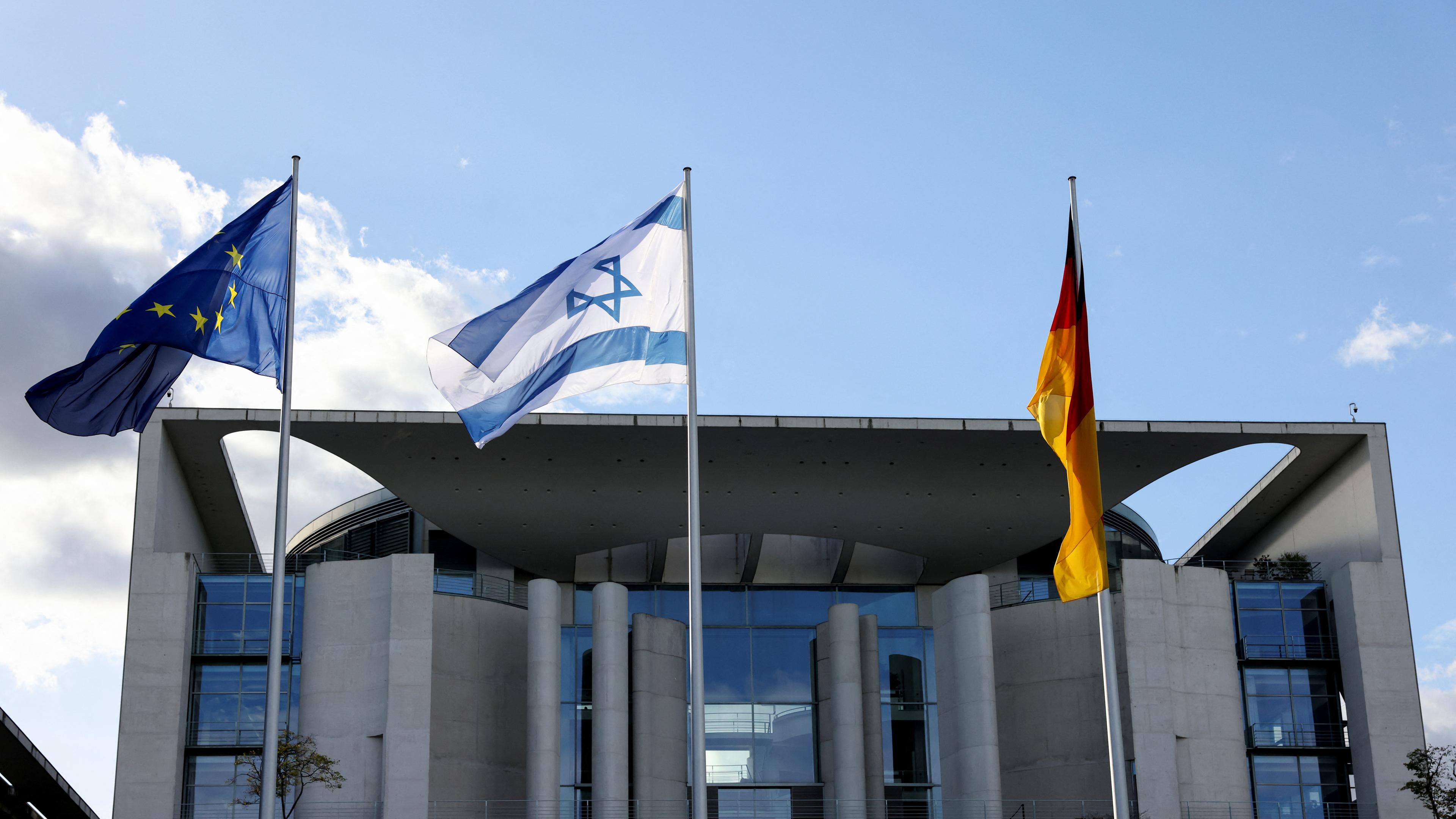 Vor dem deutschen Kanzleramt wehen die Flaggen der EU, Israels und Deutschlands.
