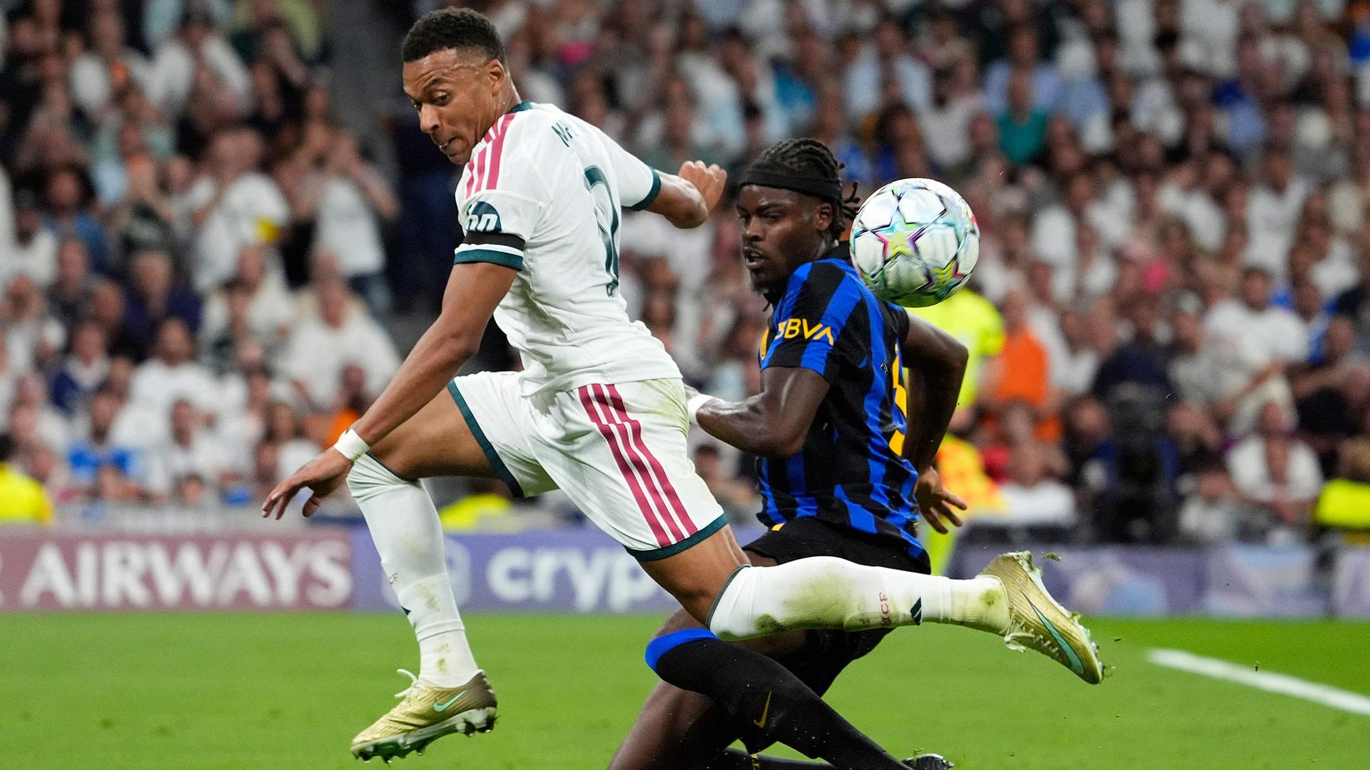 Yann-Aurel Bisseck versucht, Kylian Mbappe zu stoppen