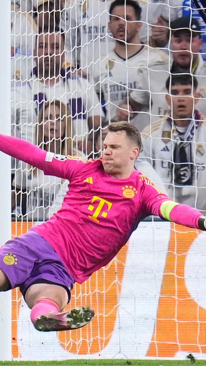 Joselu (Real Madrid) schießt das Tor zum 1:1 gegen Manuel Neuer (Bayern München).