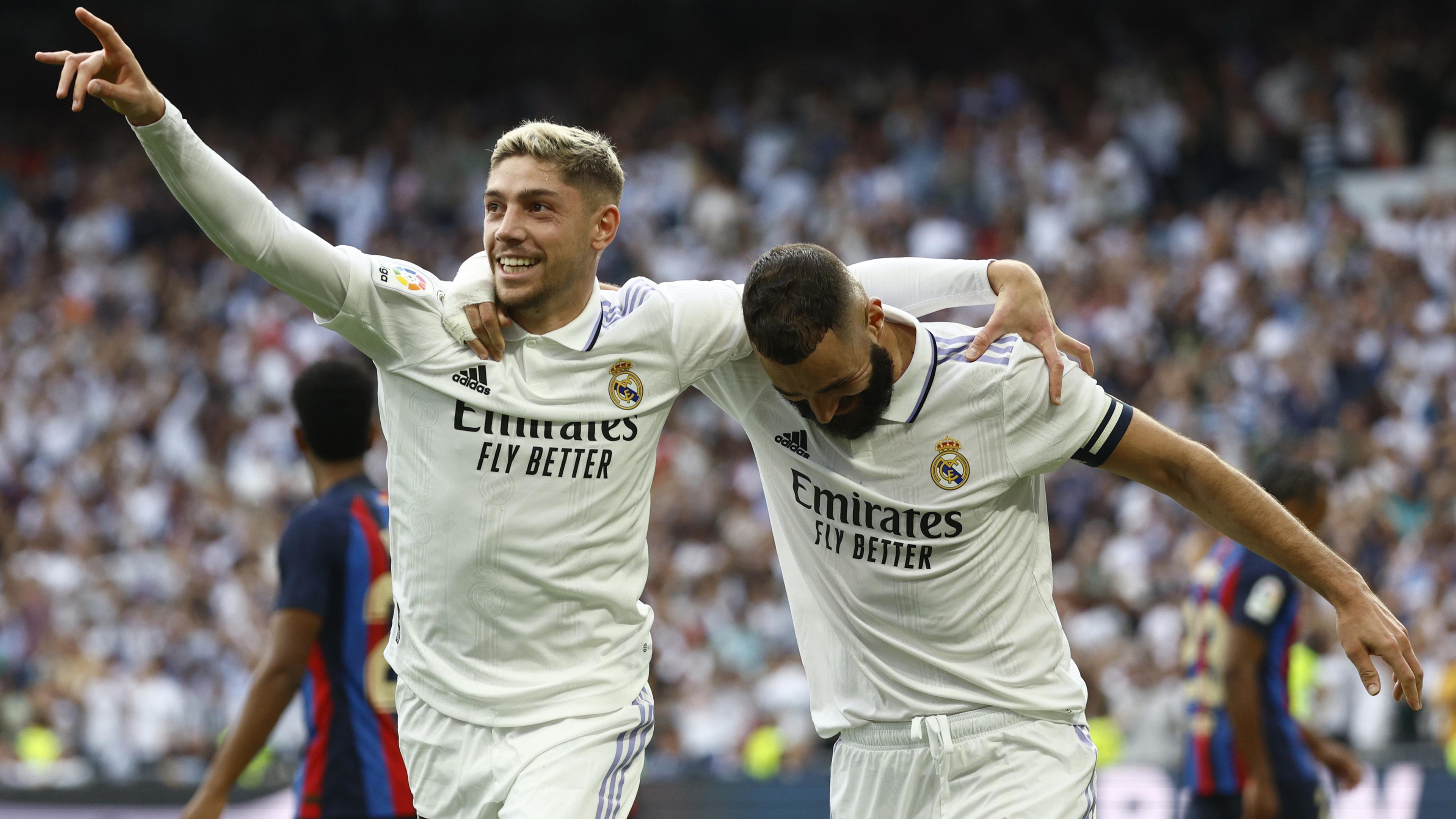 Federico Valverde (L) von Real Madrid feiert mit Teamkollege Karim Benzema (R), nachdem er beim El Clasico, dem spanischen LaLiga-Fußballspiel zwischen Real Madrid und dem FC Barcelona in Madrid, Spanien, am 16.10.2022 die 2:0-Führung erzielt hat.