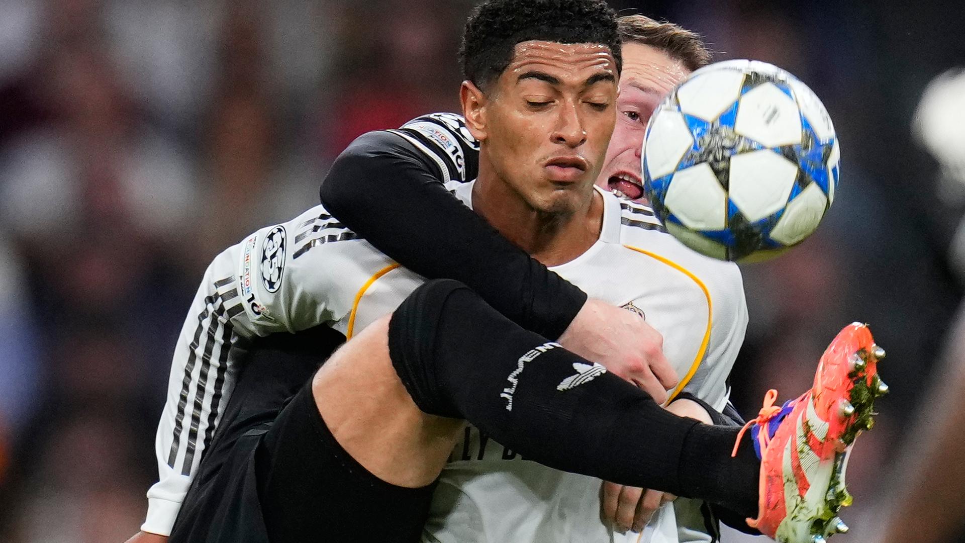 Teun Koopmeiners von Juventus Turin im Zweikampf mit Jude Bellingham von Real Madrid.