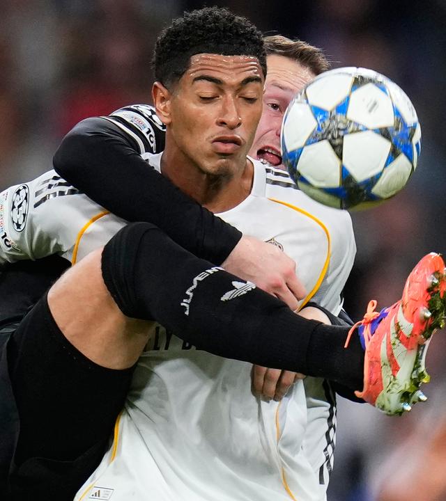 Teun Koopmeiners von Juventus Turin im Zweikampf mit Jude Bellingham von Real Madrid.