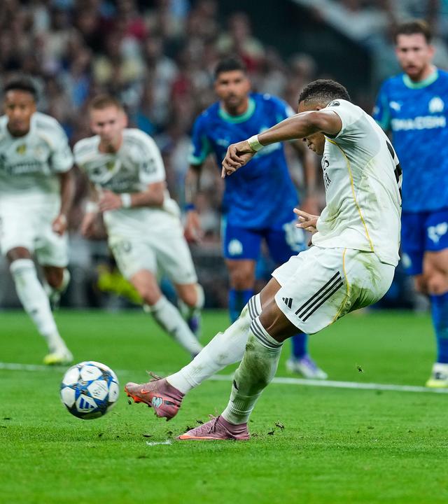 Kylian Mbappe (Real Madrid) schießt im Spiel der Champions League gegen Olympique Marseille einen Elfmeter