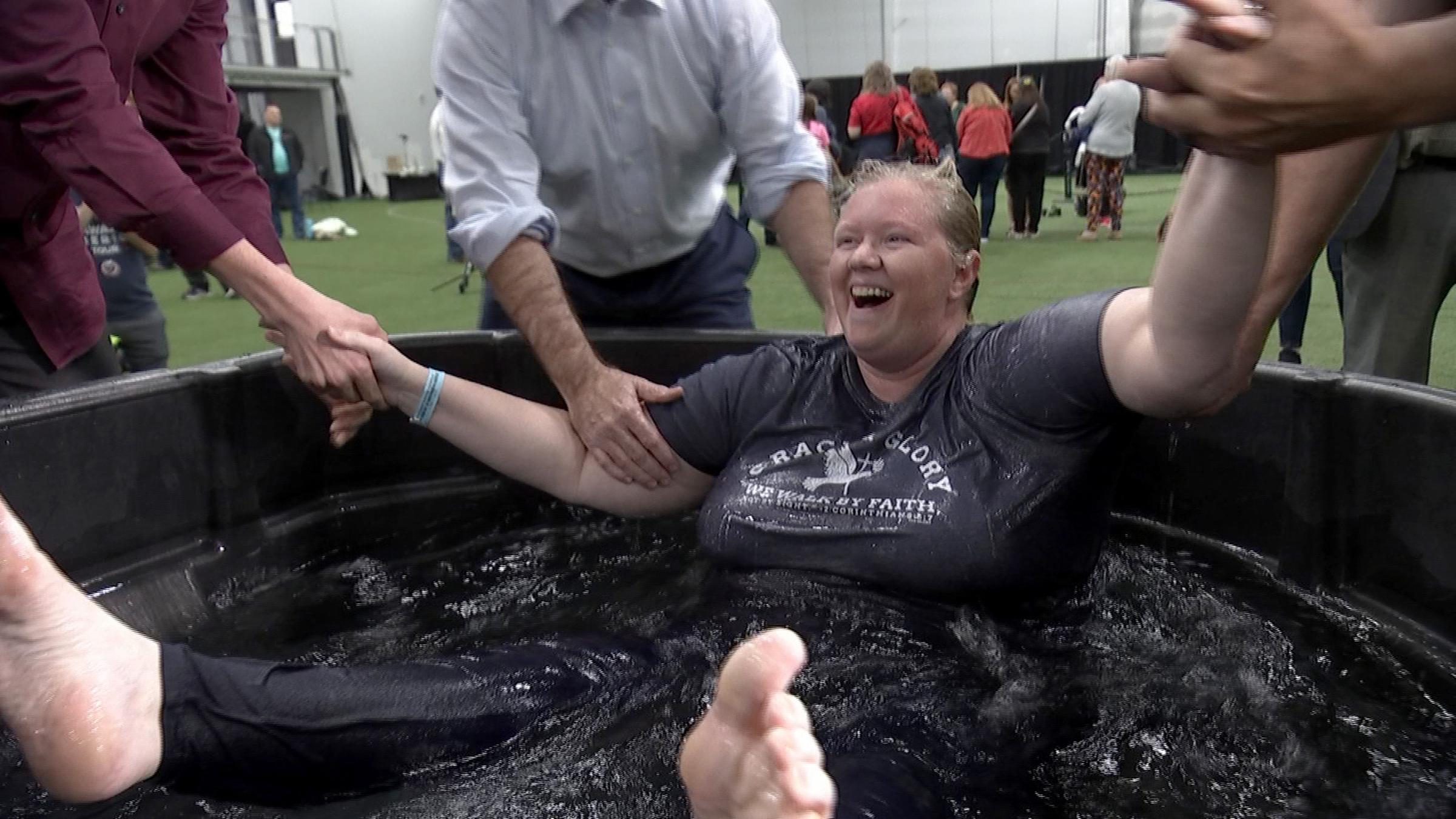 Frau lässt sich taufen