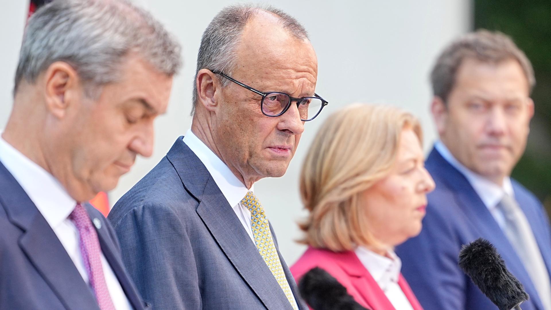Die Koalitionsspitzen um Bundeskanzler Merz geben nach der Sitzung des Koalitionsausschusses eine Pressekonferenz.