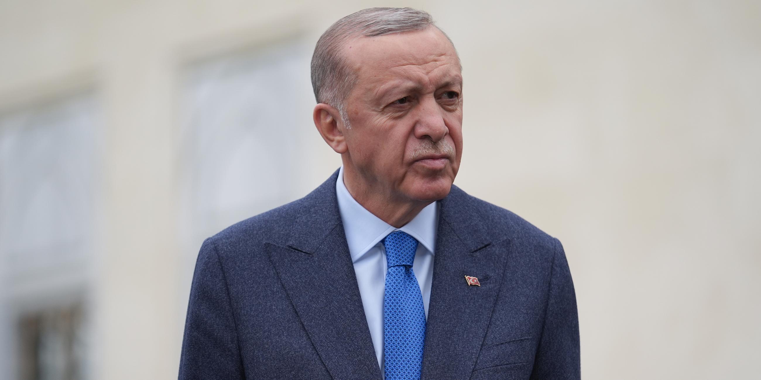 Recep Tayyip Erdogan spricht zur Presse, nachdem er das Freitagsgebet in der Hz. Ali Moschee in Istanbul, Türkei, am 19.04.2024.