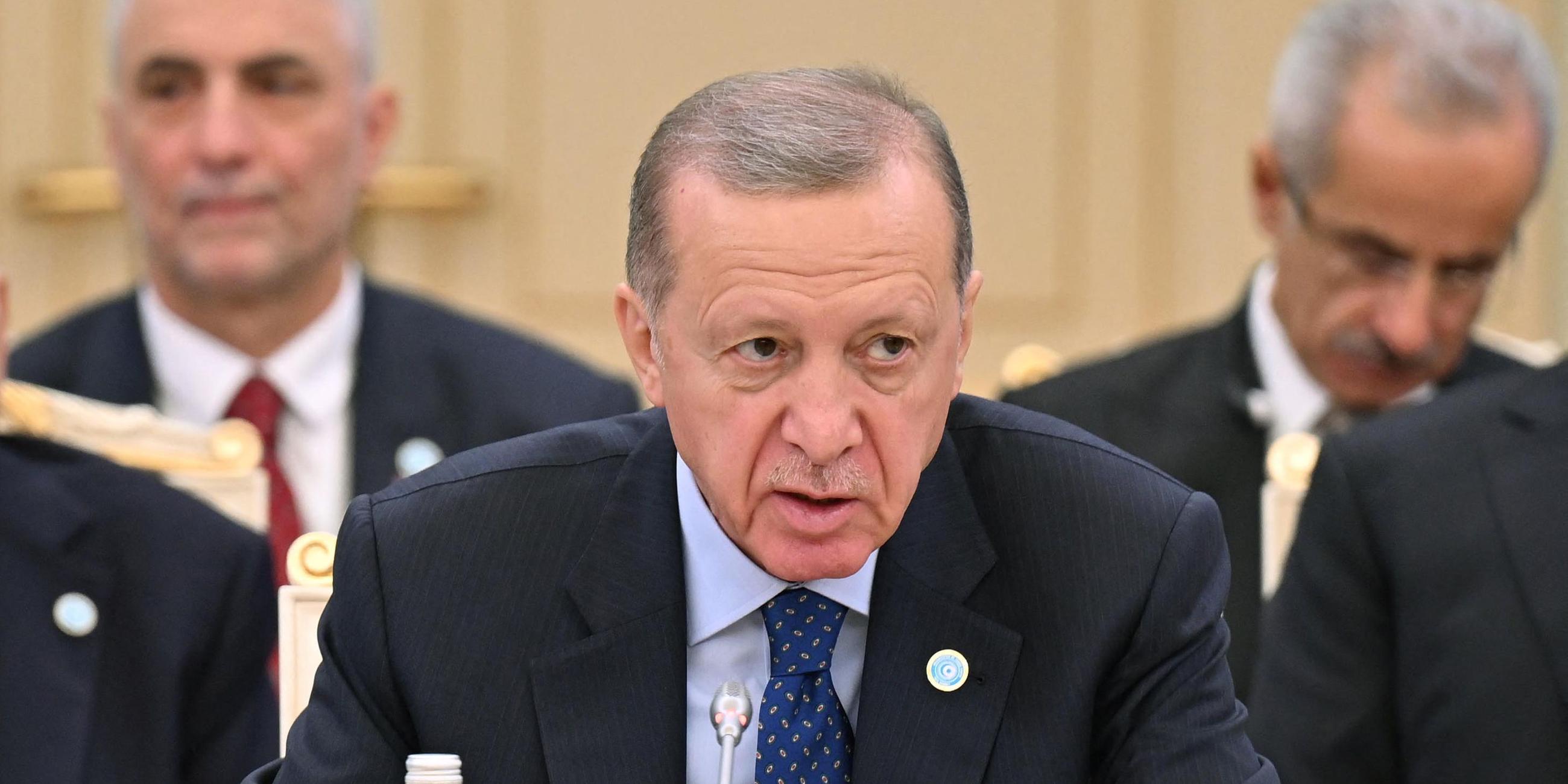 Der türkische Staatschef Erdogan ist zu diplomatischen Beratungen im kasachischen Astana.