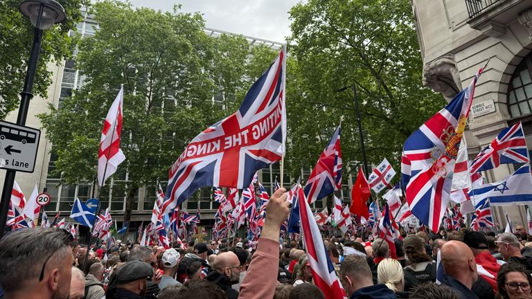 Großbritannien, London: Zehntausende versammeln sich in London bei einer rechten Großdemo. Organisiert wurde die Demo "Unite the Kingdom" vom britischen Rechtsextremisten Robinson. Die Polizei ist mit Tausenden Beamten in der britischen Hauptstadt vertreten. 