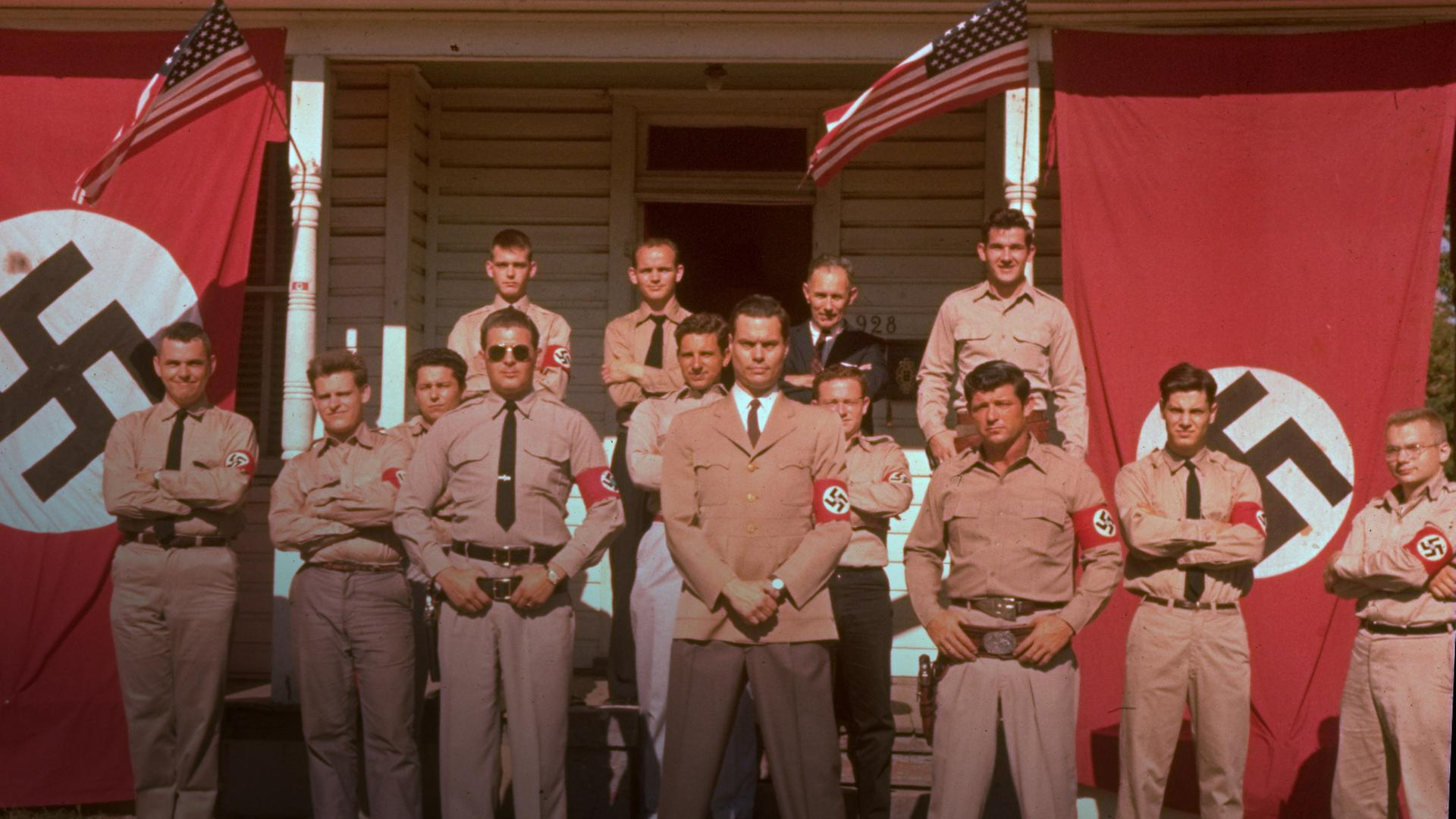 Männer in Nazi-Uniform mit amerikanischen Flaggen
