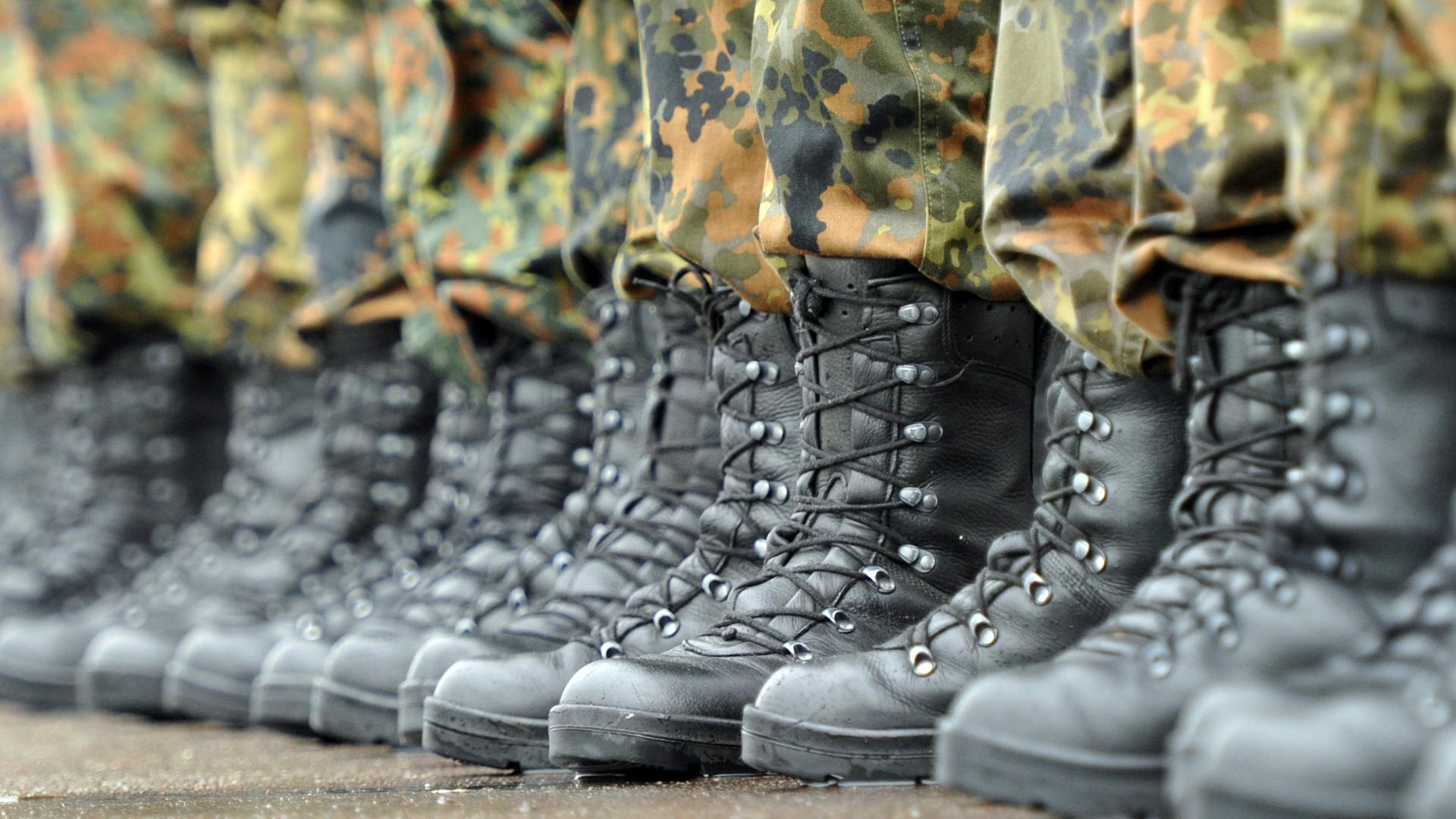"Rechte Verschwörer - Angriff von innen?": Soldaten der Bundeswehr stehen in Reihe. Das Bild zeigt die Stiefel.
