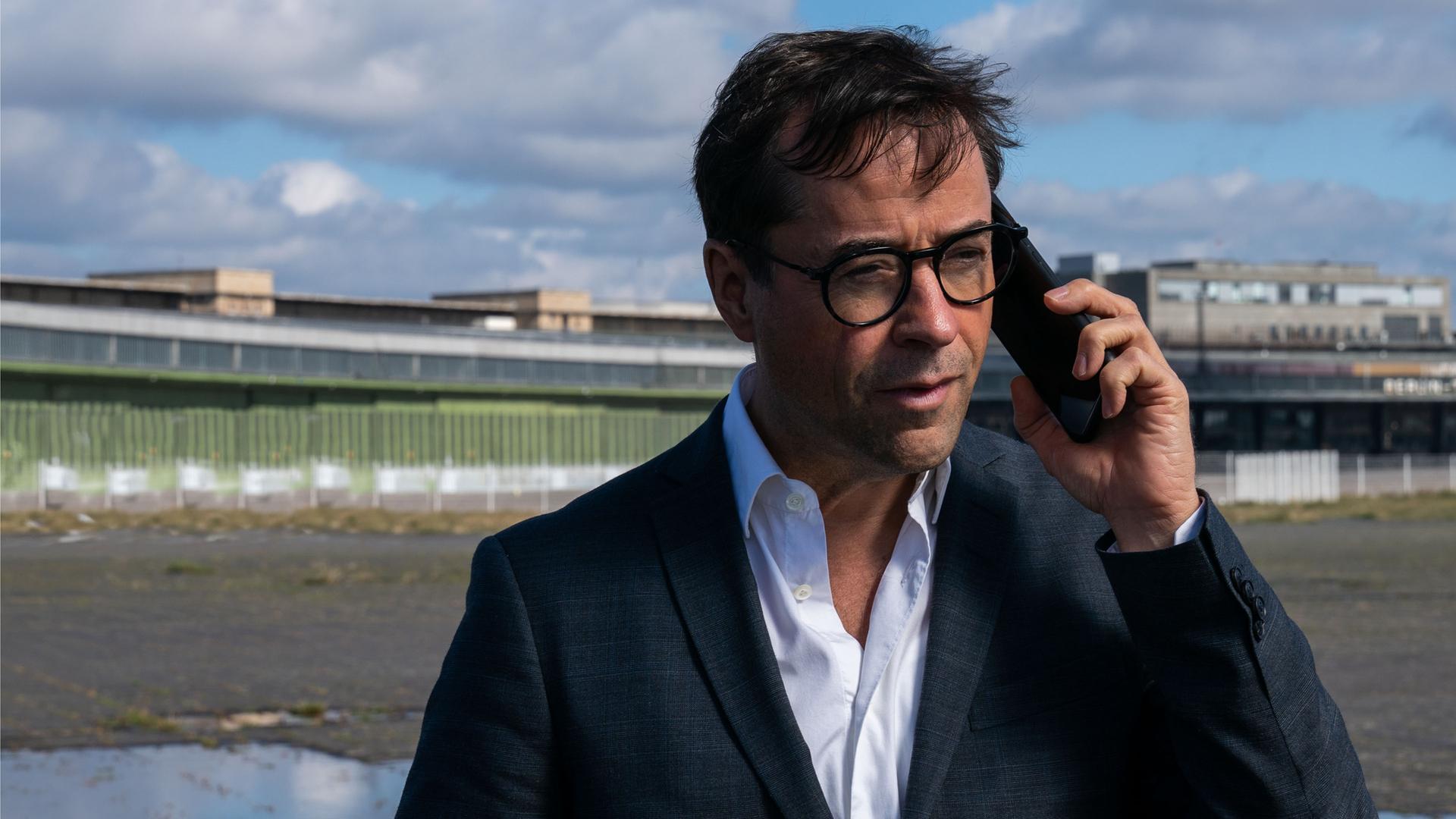 "Requiem für einen Freund": Joachim Vernau (Jan Josef Liefers) hält ein Telefon an sein linkes Ohr.