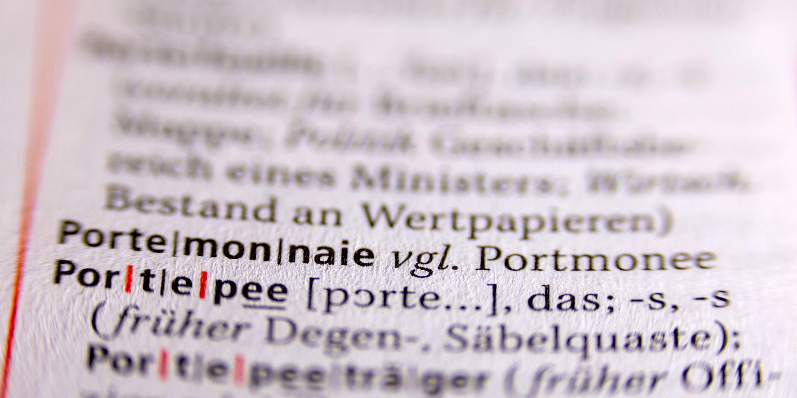 Typical: Die Worte ·Portemonnaie· und im Vergleich dazu "Portmonee" liest man auf einer Seite des Duden mit den Regeln der deutschen Rechtschreibung.