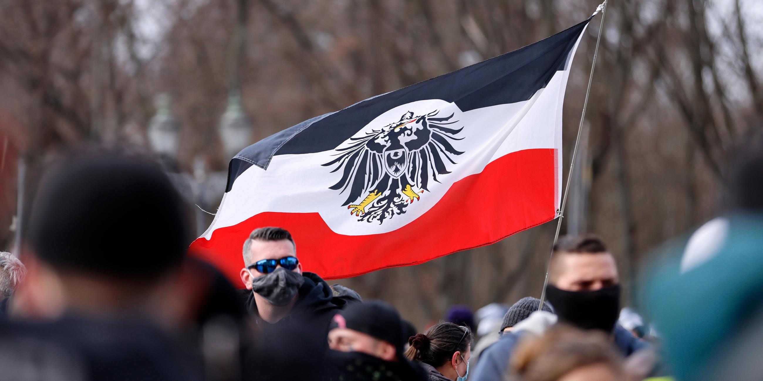 Archiv: Teilnehmer an einer Demonstration von Rechtsextremisten und Reichsbürgern in Berlin. (20.03.2021)