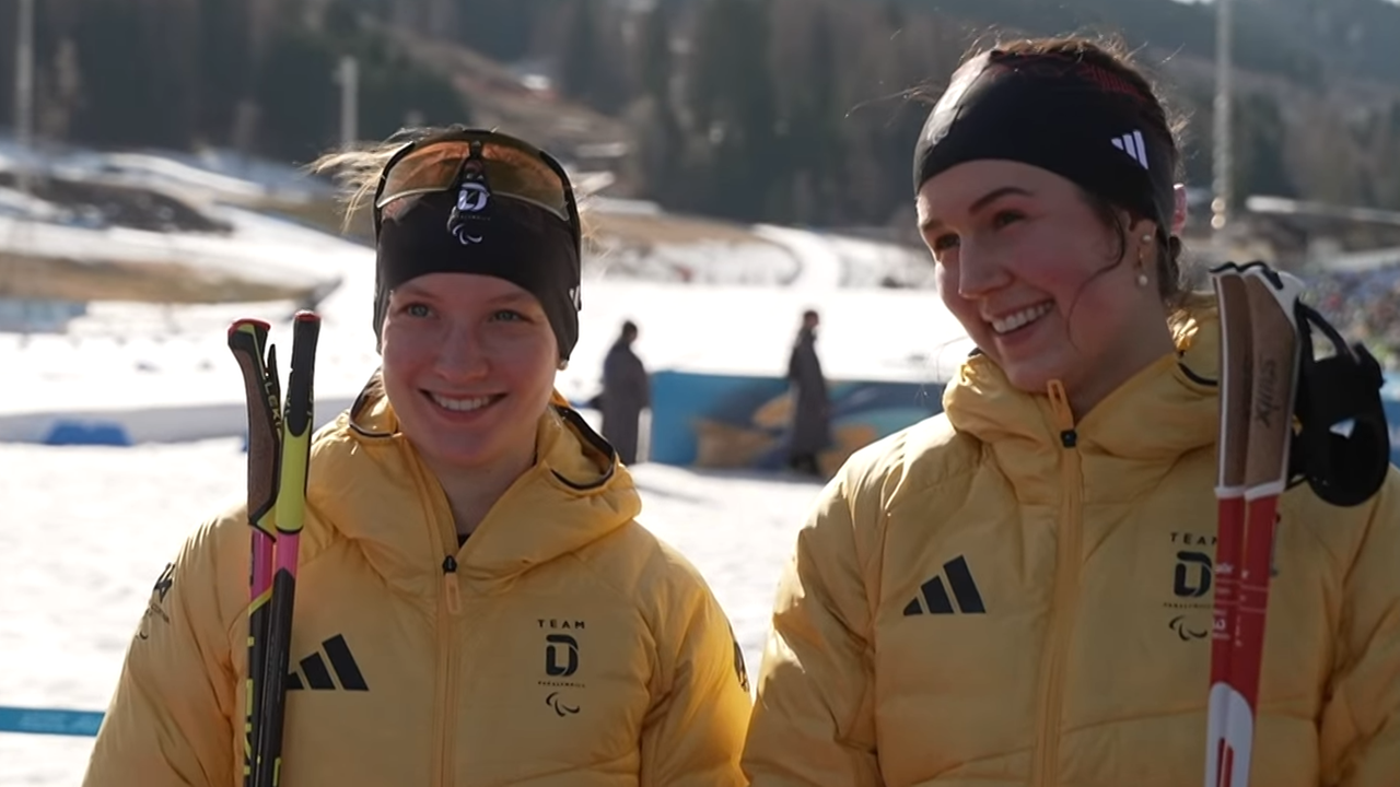 Die sehbehinderte deutsche Biathletin Johanna Recktenwald mit ihrem Guide Emily Weiss im ZDF-Interview