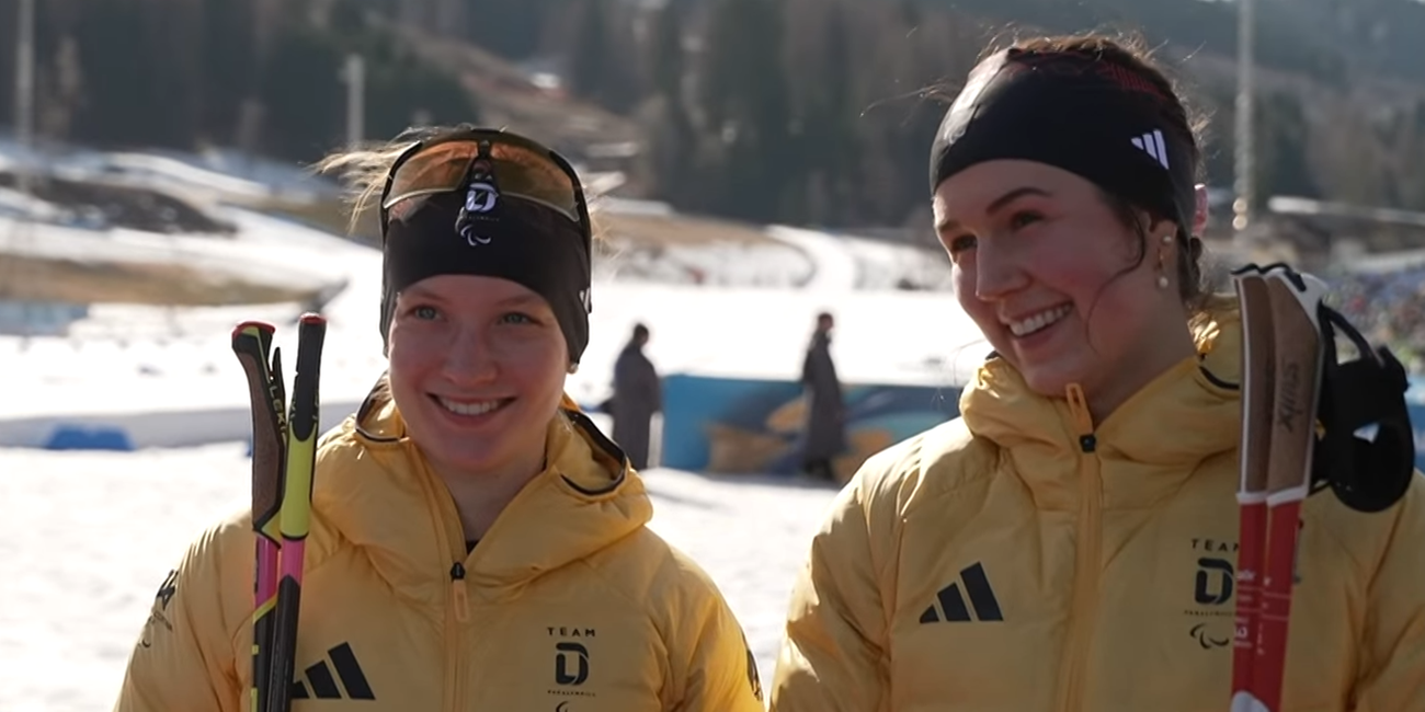 Die sehbehinderte deutsche Biathletin Johanna Recktenwald mit ihrem Guide Emily Weiss im ZDF-Interview
