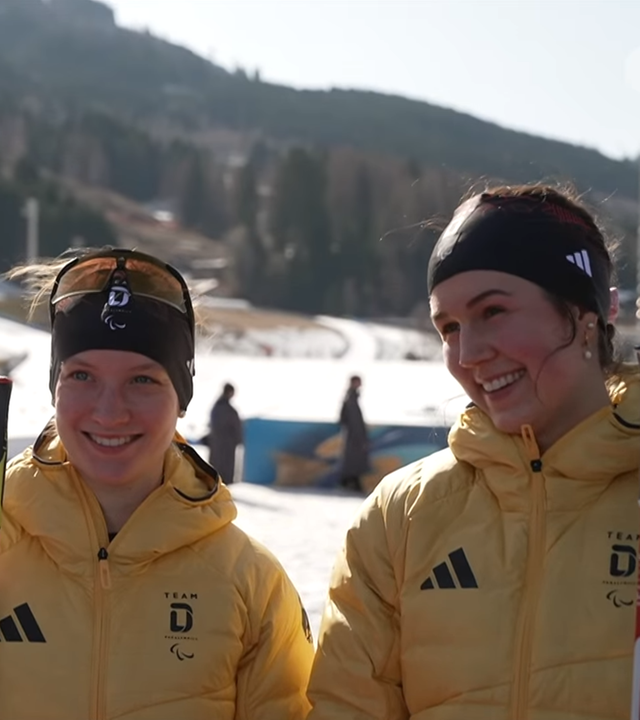 Die sehbehinderte deutsche Biathletin Johanna Recktenwald mit ihrem Guide Emily Weiss im ZDF-Interview