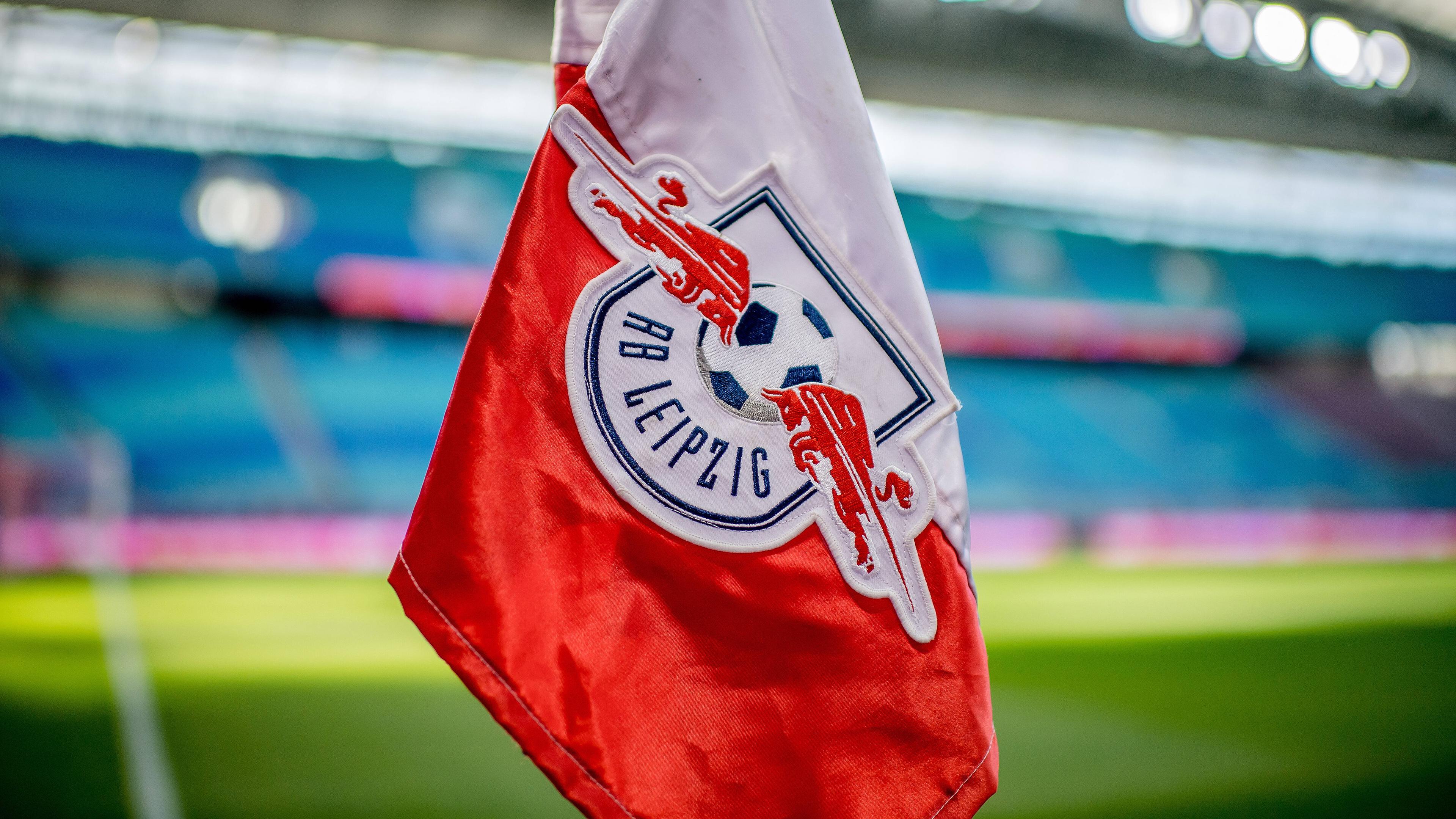 Eine Eckfahne mit dem Wappen von RB Leipzig ist in der Arena zu sehen.