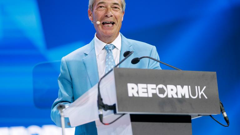 Nigel Farage, Vorsitzender von Reform UK, hält seine Abschlussrede am dritten Tag der Jahreskonferenz von Reform UK im NEC in Birmingham, Großbritannien.