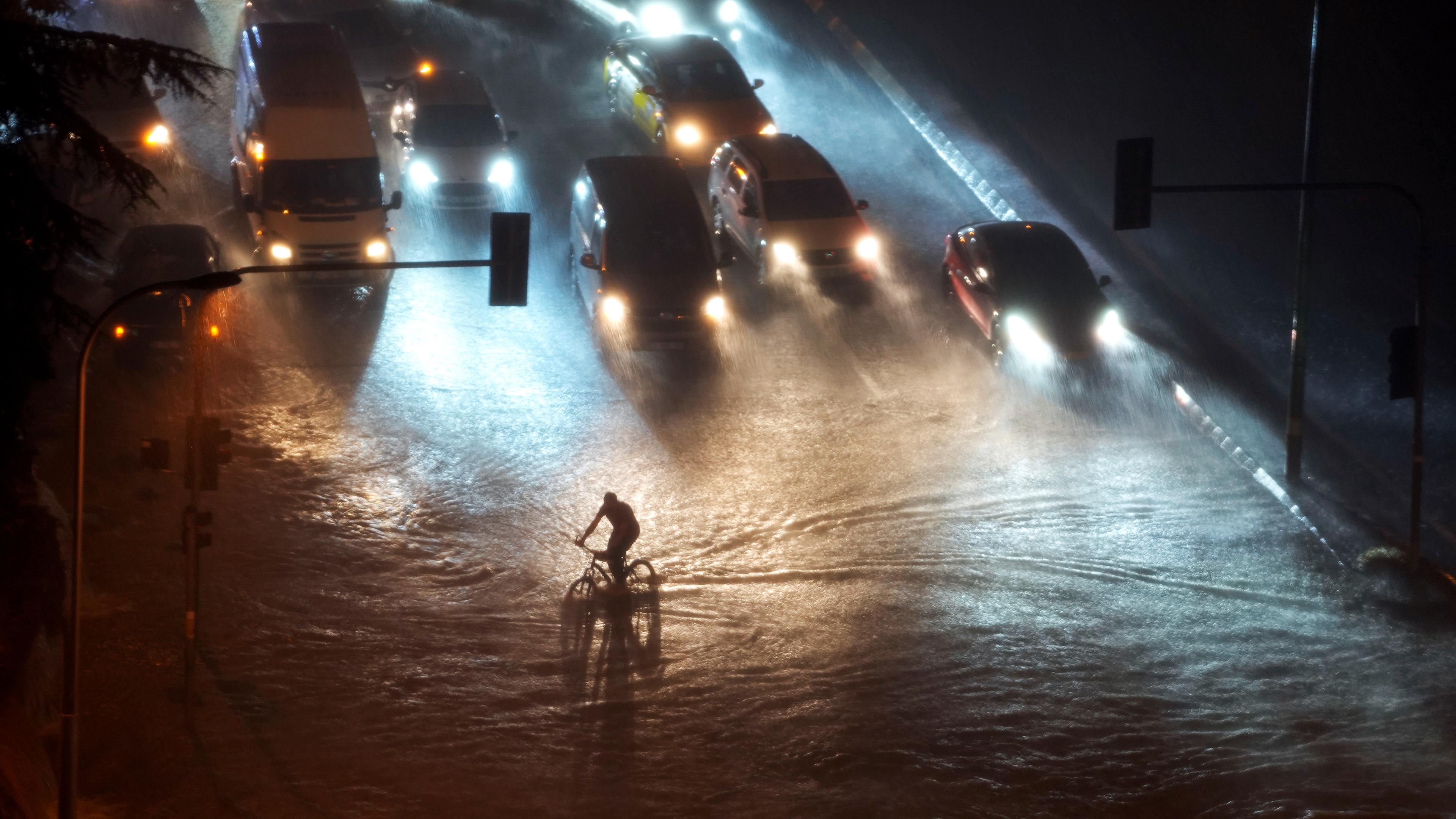 Ein Radfahrer fährt am  05.09.2023, im Istanbuler Stadtteil Basaksehir durch das Hochwasser, das die Straße blockiert hat