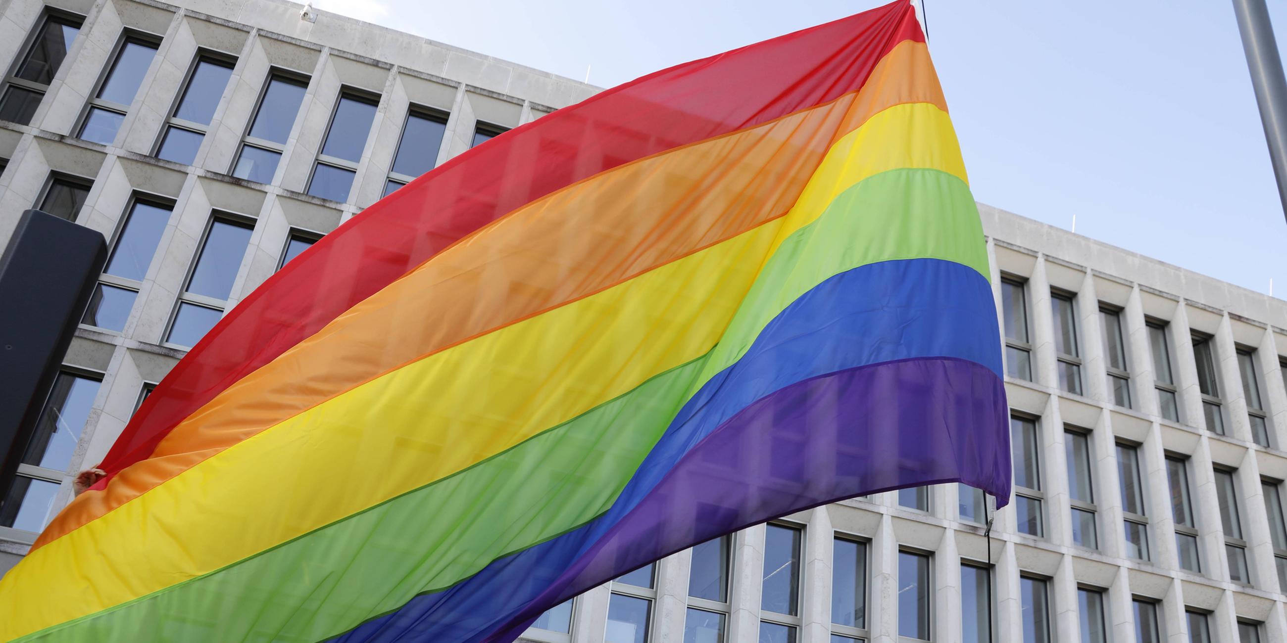 Bundesinnenministerium hisst Regenbogenflagge