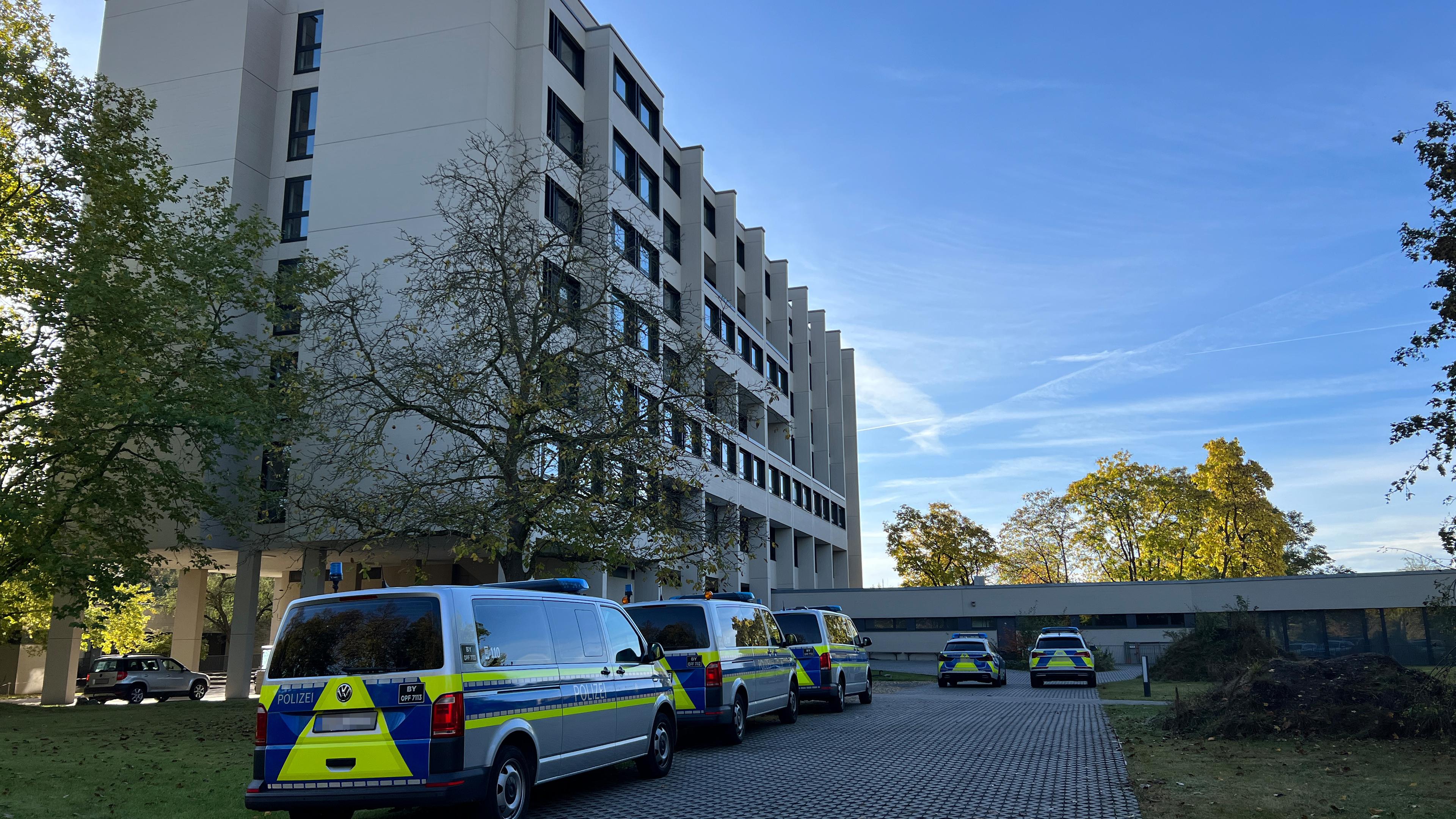 Bayern, Regensburg: Polizeiautos stehen vor einer Schule in Regensburg.