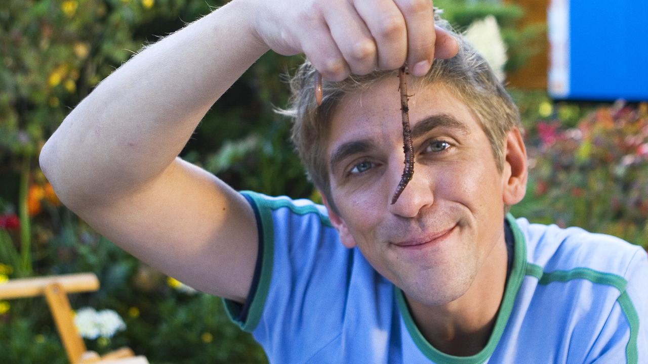 Fritz hält einen Regenwurm hoch