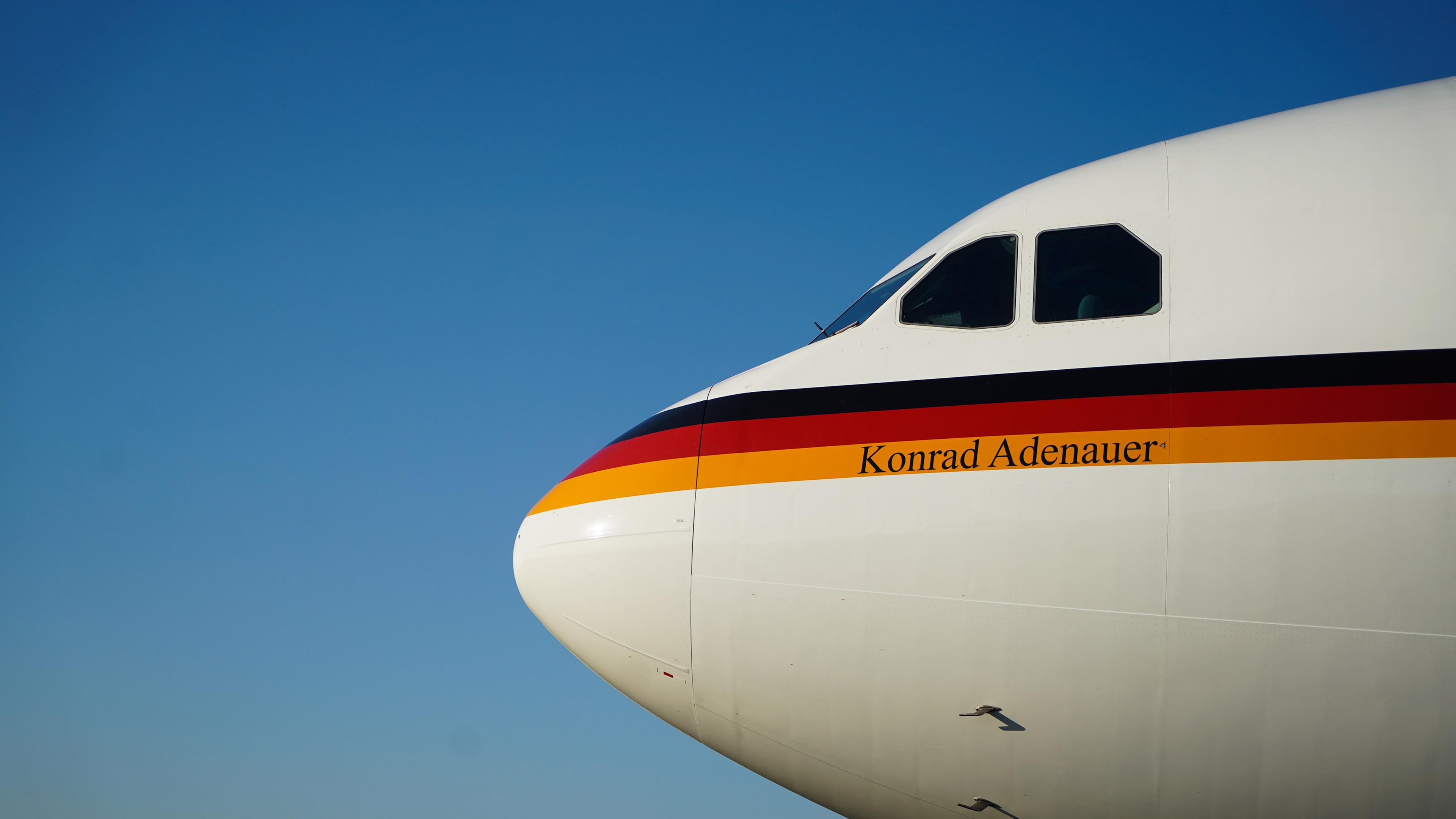 Archiv: Der Regierungs-Airbus A340 "Konrad Adenauer".