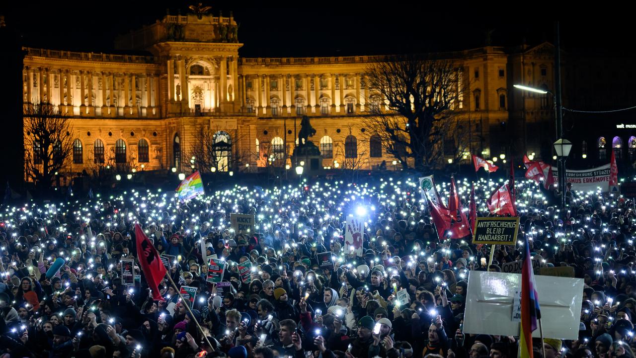 Thousands protest against the right in Austria