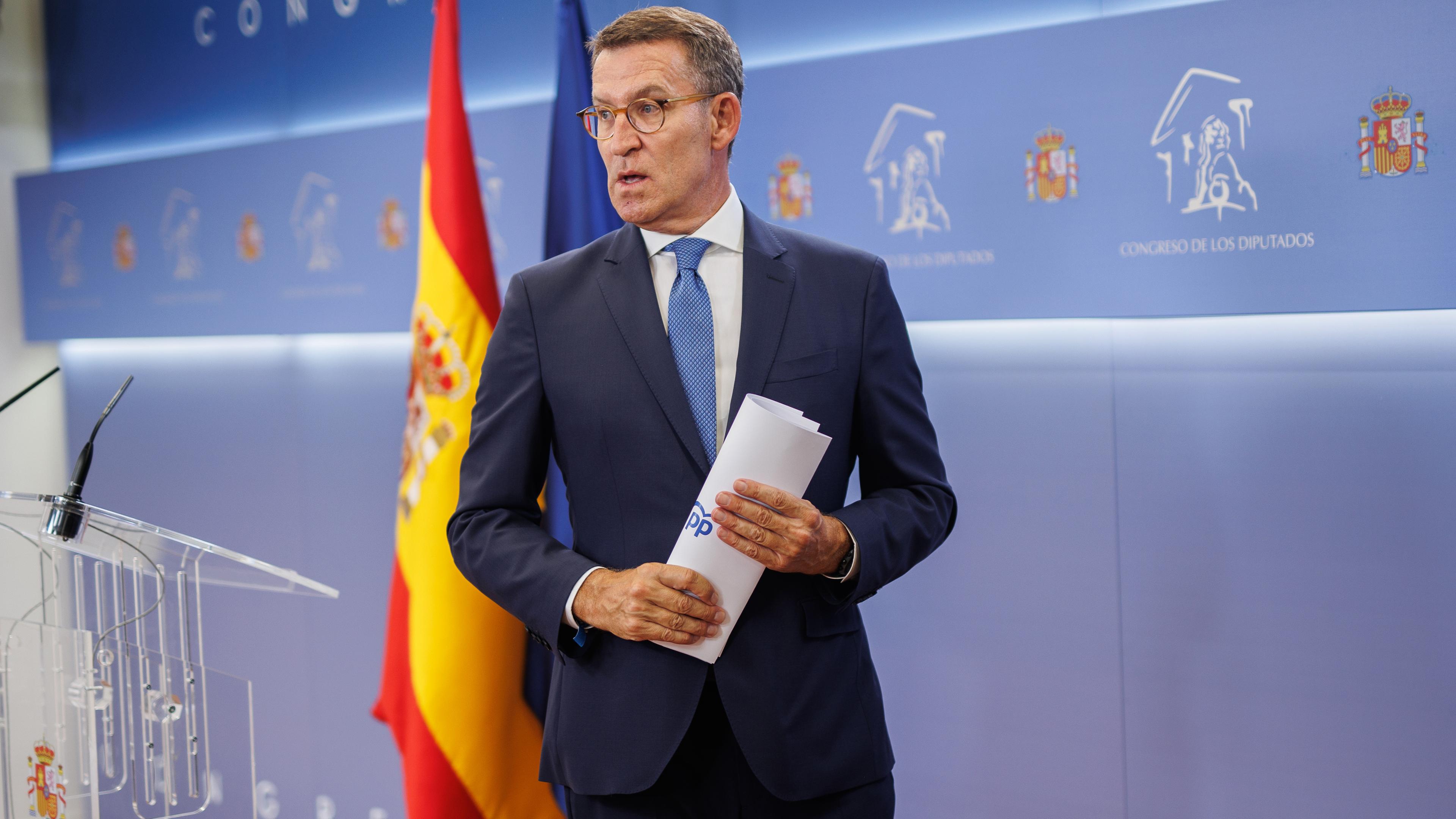 Spanien, Madrid: Alberto Nunez Feijoo, Vorsitzender der Partei PP und Oppositionsführer, verlässt den Saal nach einer Pressekonferenz.