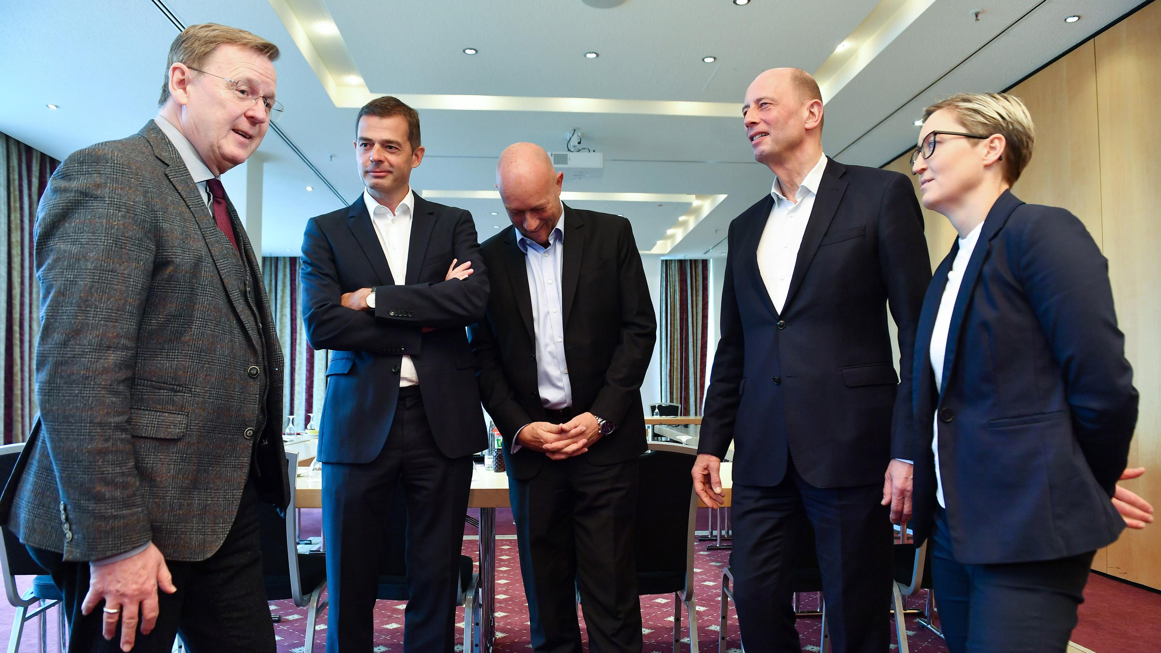 13.01.2020, thueringen, erfurt: bodo ramelow (die linke, l-r), ministerpraesident von thueringen, und die parteivorsitzenden mike mohring (cdu), thomas kemmerich (fdp), wolfgang tiefensee (spd), susanne hennig-wellsow (die linke) treffen sich in einem hotel zum gespraech wegen der schwierigen regierungsbildung nach der landtagswahl in thueringen.