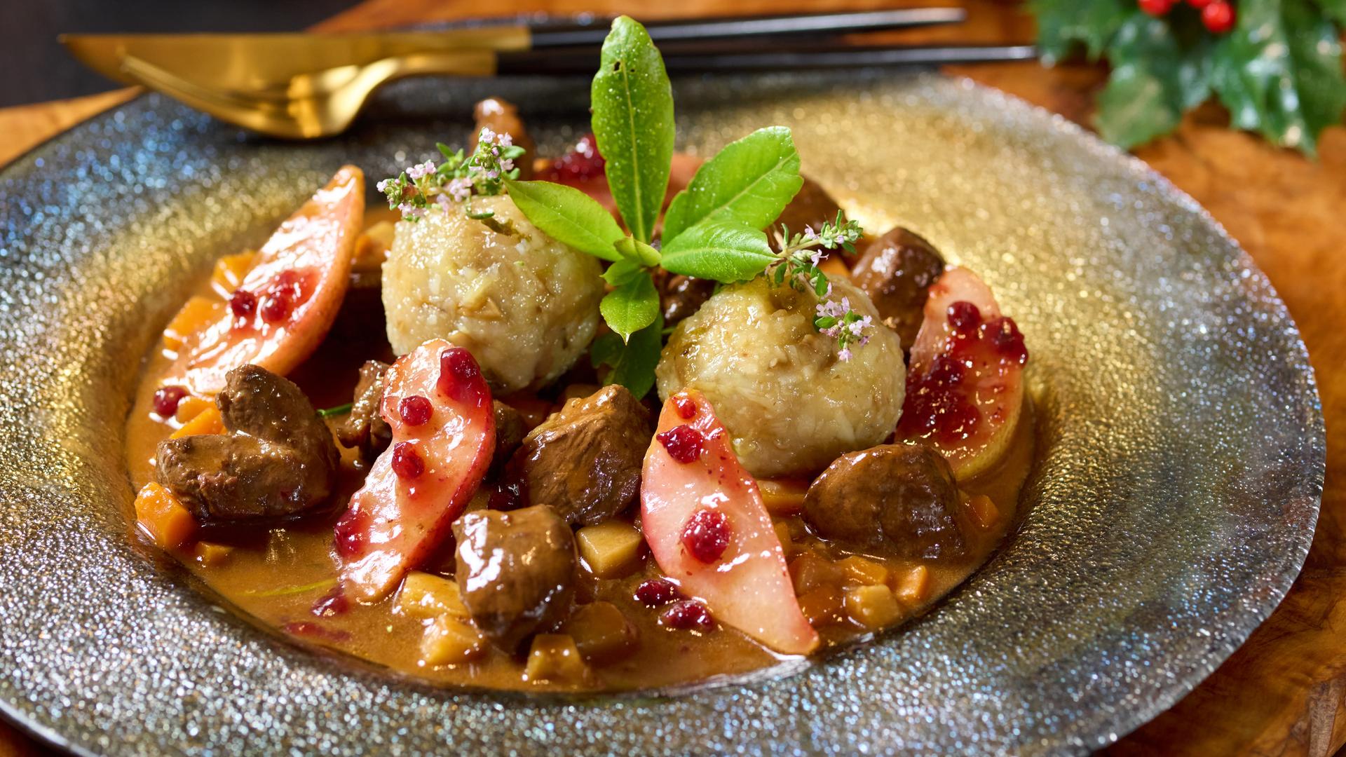 Reh-Ragout mit Maronen, Klößchen und Preiselbeer-Birne