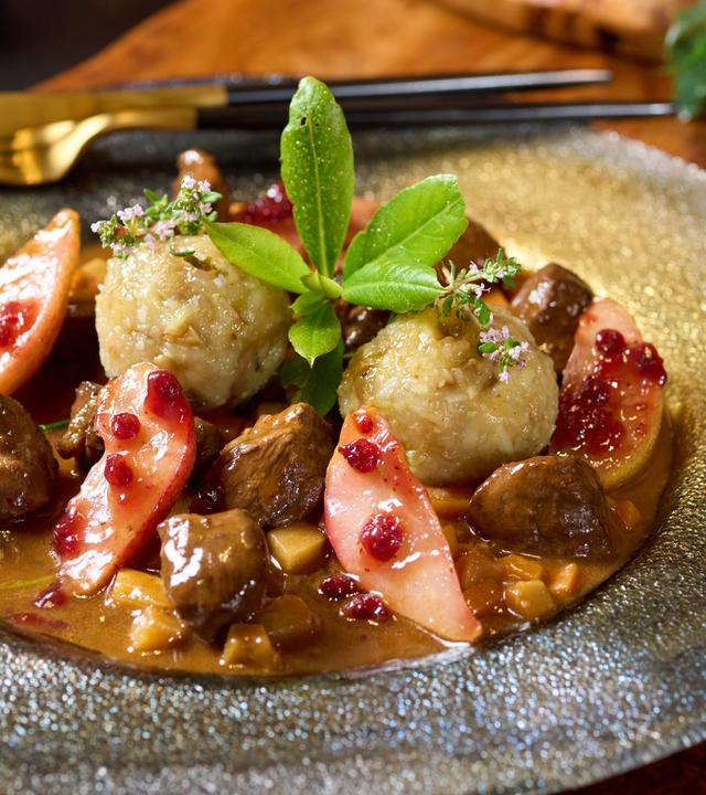 Reh-Ragout mit Maronen, Klößchen und Preiselbeer-Birne
