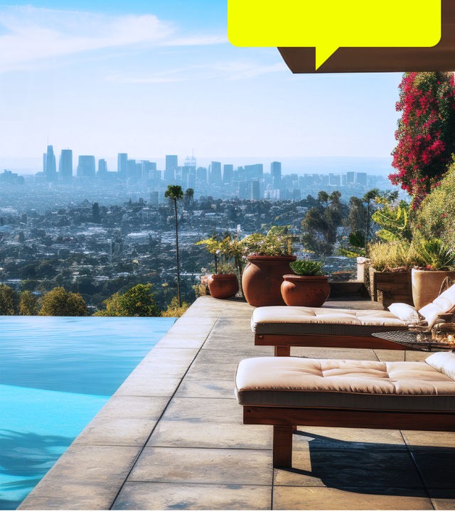 Blick von einer Terrasse mit Pool auf die Skyline von Los Angelos.