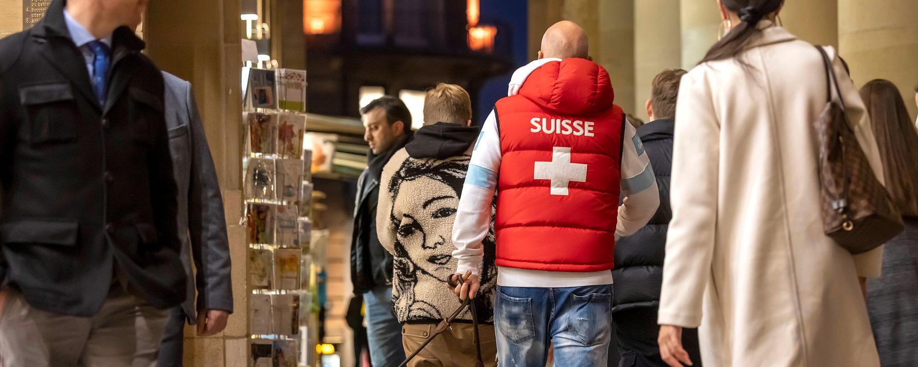 Schweizer beim Einkauf in der Stuttgarter Innenstadt