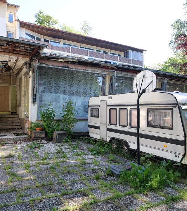 Niedersachsen, Bad Lauterberg: Ein Gebäude, das von Polizeibeamten nach dem Verbot der Reichsbürger-Gruppe "Königreich Deutschland" durch den Bundesinnenminister durchsucht wurde.