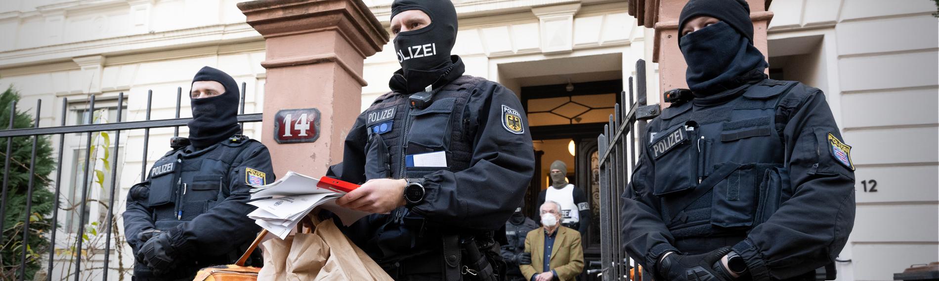 Archiv: Bei einer Razzia gegen sogenannte "Reichsbürger" führen vermummte Polizisten, nach der Durchsuchung eines Hauses Heinrich XIII Prinz Reuß zu einem Polizeifahrzeug.