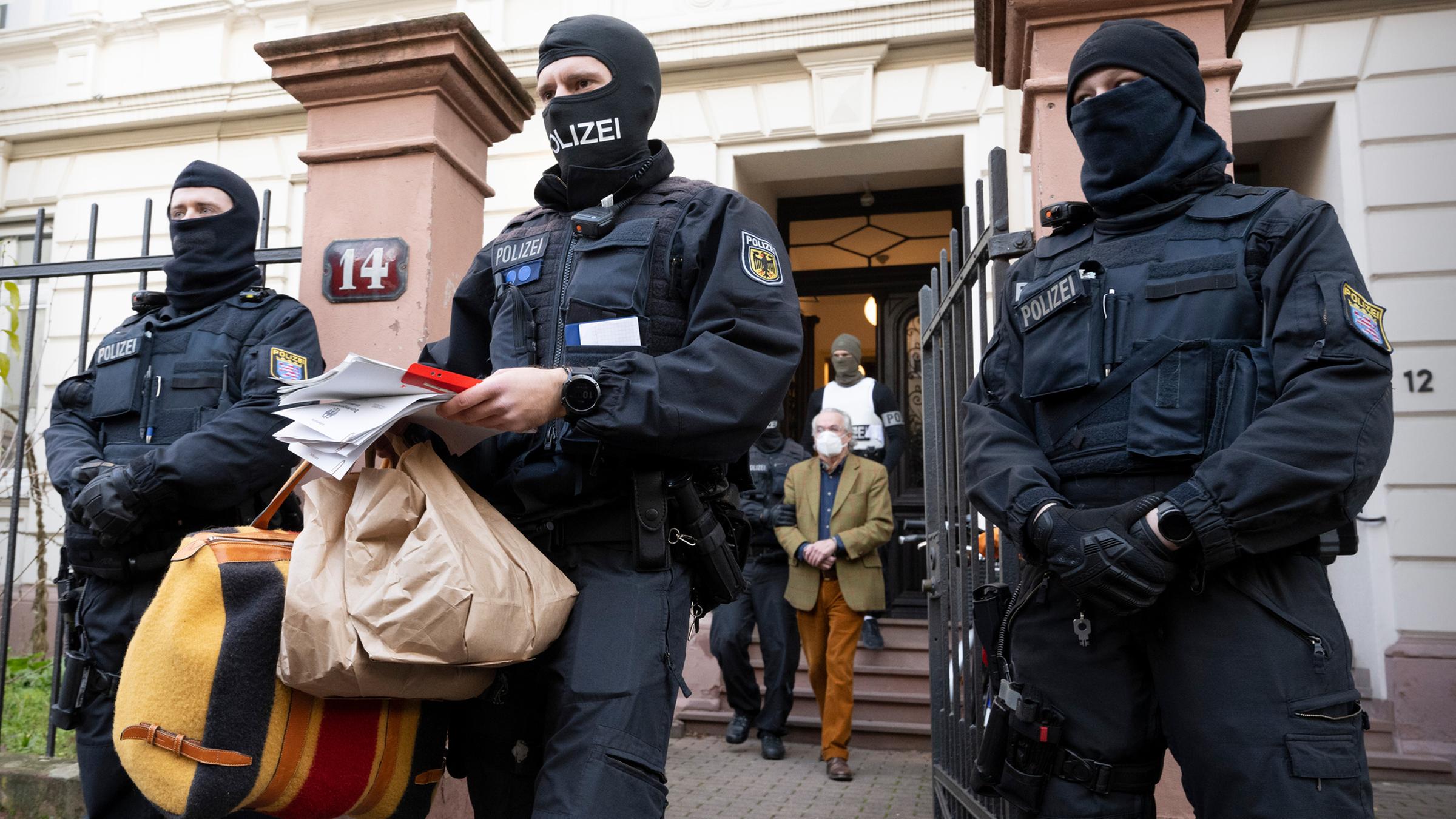 Archiv: Bei einer Razzia gegen sogenannte "Reichsbürger" führen vermummte Polizisten, nach der Durchsuchung eines Hauses Heinrich XIII Prinz Reuß zu einem Polizeifahrzeug.