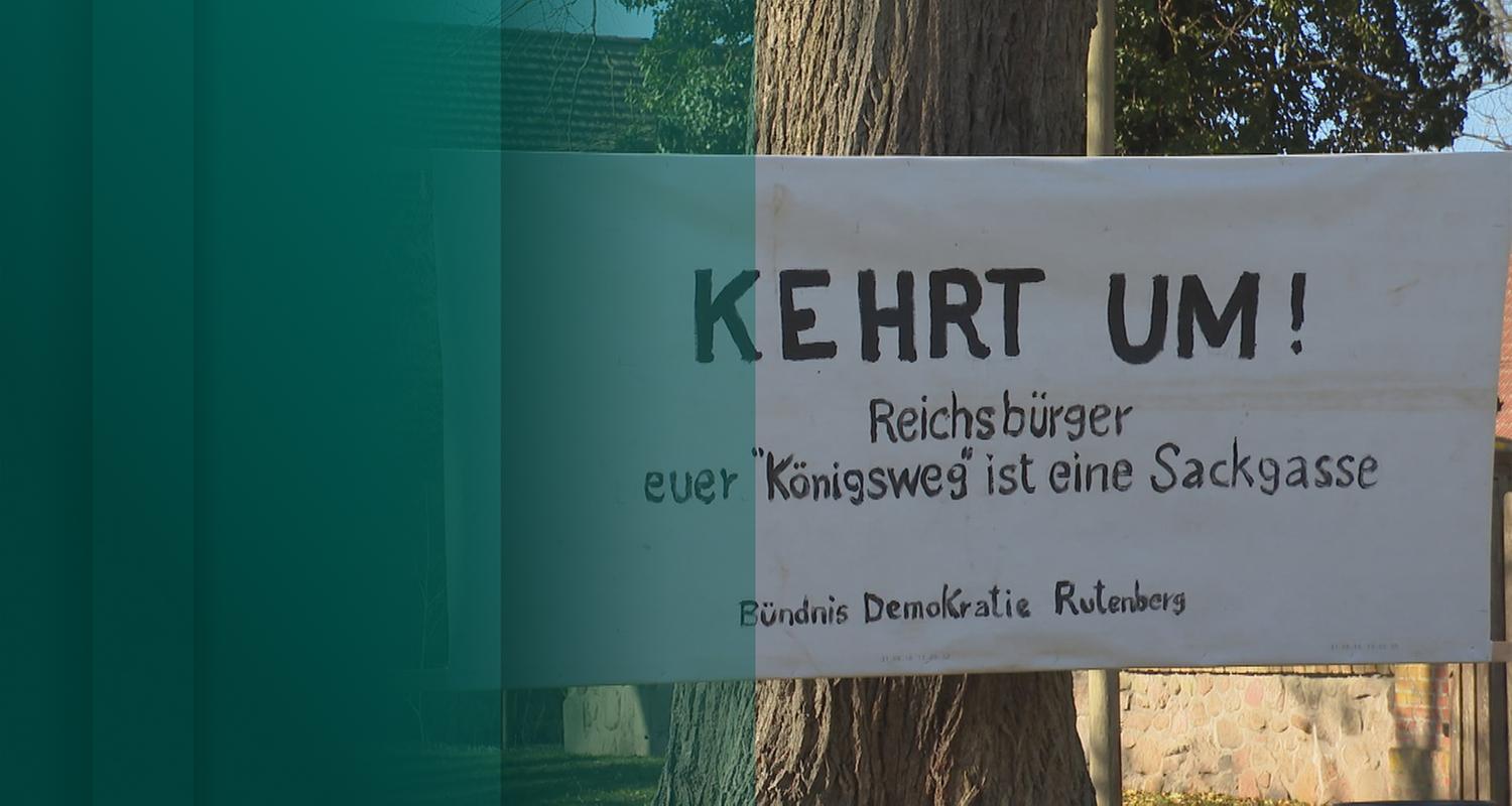 Demo-Schild gegen Reichbürger, die sich in Rutenberg ansiedeln wollen.